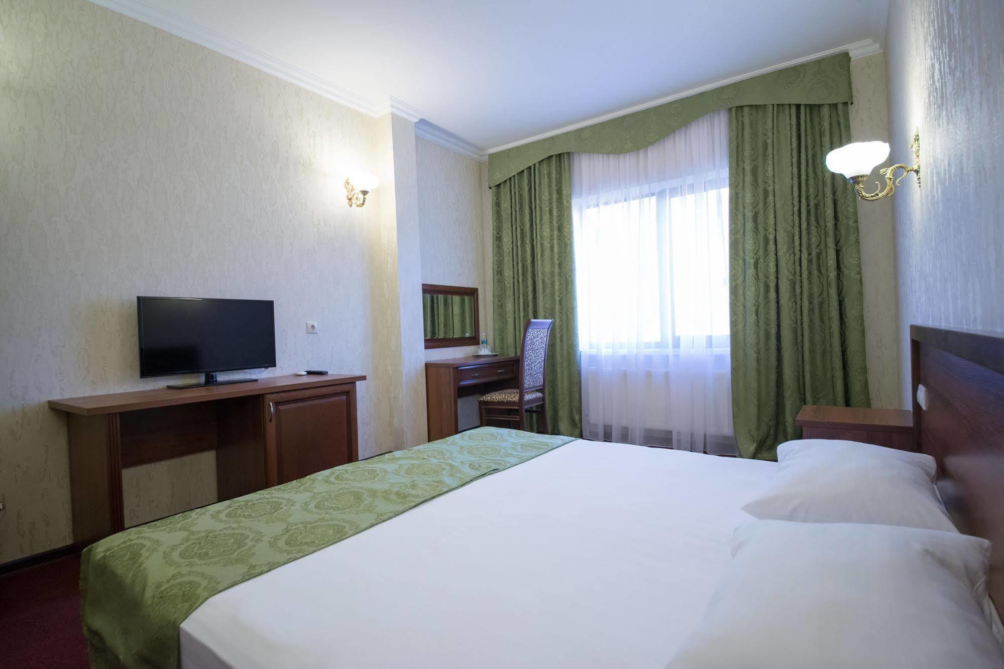 Avrora Hotel Krasnodar Esterno foto